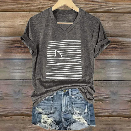 Camiseta de mujer Dashingsoul con cuello en V y estampado artístico de tiburón