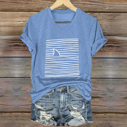 Camiseta de mujer Dashingsoul con cuello en V y estampado artístico de tiburón