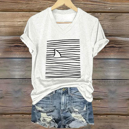 Camiseta de mujer Dashingsoul con cuello en V y estampado artístico de tiburón