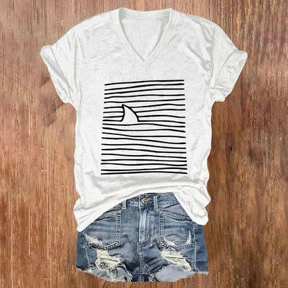 Camiseta de mujer Dashingsoul con cuello en V y estampado artístico de tiburón