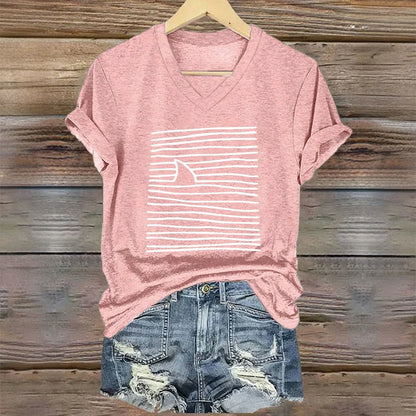 Camiseta de mujer Dashingsoul con cuello en V y estampado artístico de tiburón